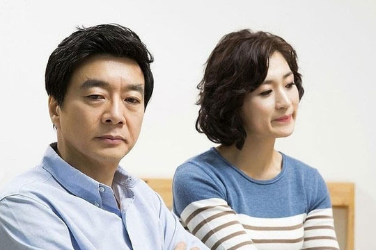 Bước ra khỏi tòa say khi ly hôn tôi thực sự suy sụp hoảng loạn, nhìn sang bên vợ tôi lại thấy một nụ cười mãn nguyện vô cùng