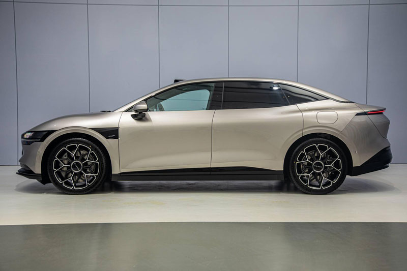 Sedan chạy điện công suất 636 mã lực, tốc độ sạc nhanh nhất thế giới, giá hơn 680 triệu đồng, hàng hàng thi nhau ‘chốt đơn’ 