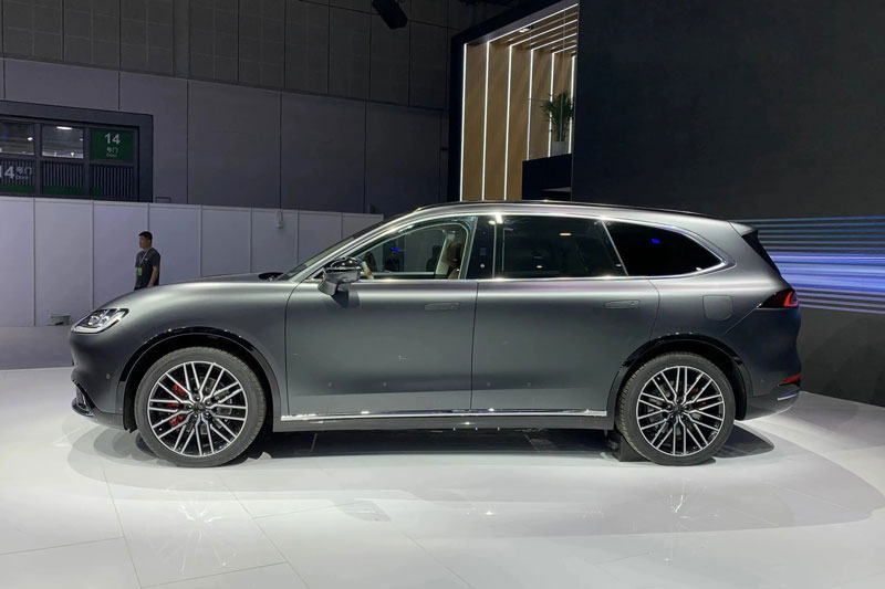 SUV dài hơn 5,2 mét, sang chảnh như Porsche, công suất 707 mã lực, giá rẻ ‘giật mình’