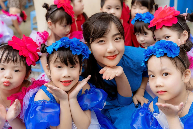 Cô giáo Minh Phương luôn nhí nhảnh và hoà đồng với các học trò. Cô giáo Minh Phương luôn nhí nhảnh và hoà đồng với các học trò.