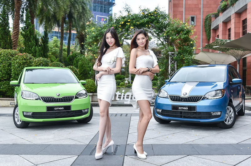 'Thiên thần sắc đẹp' khoe dáng bên xe Skoda