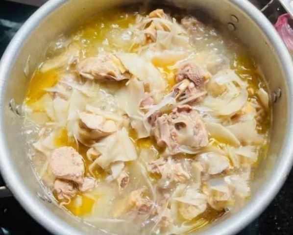 Tự làm món thịt gà nấu măng chua 'đổi vị' cho bữa cơm gia đình: Khâu cuối đừng bỏ hành lá mà bỏ thêm loại hạt này