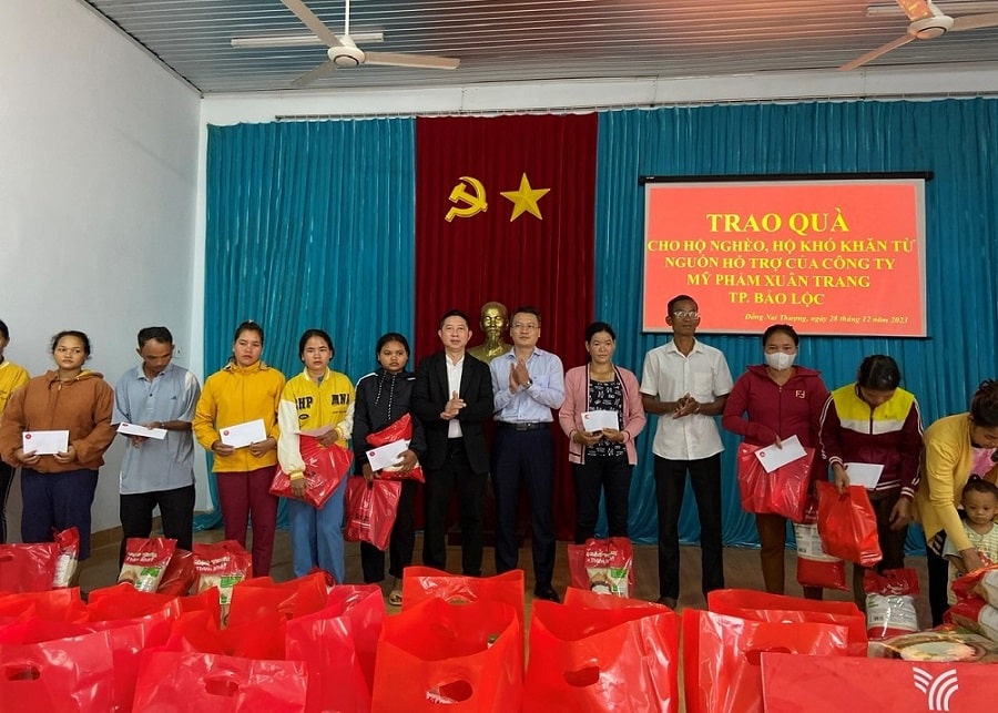 Trao quà Tết cho đồng bào khó khăn vùng lõi Vườn quốc gia Cát Tiên