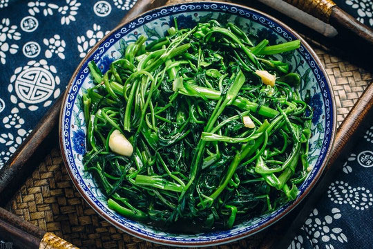 Khi xào rau muống, chỉ dầu và muối là không đủ, vắt thêm vài giọt này vào, rau muống xào không bị thâm đen mà có màu xanh mướt như nhà hàng