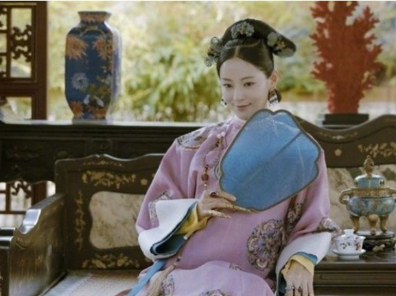 Phi tần cả năm 'trốn ngủ' với vua của Cbiz: Ngoài 40 vẫn trẻ như thiếu nữ, cưới luôn con trai màn ảnh