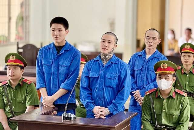 Tàng trữ, sử dụng trái phép vũ khí, 3 bị cáo lãnh hơn 21 năm tù