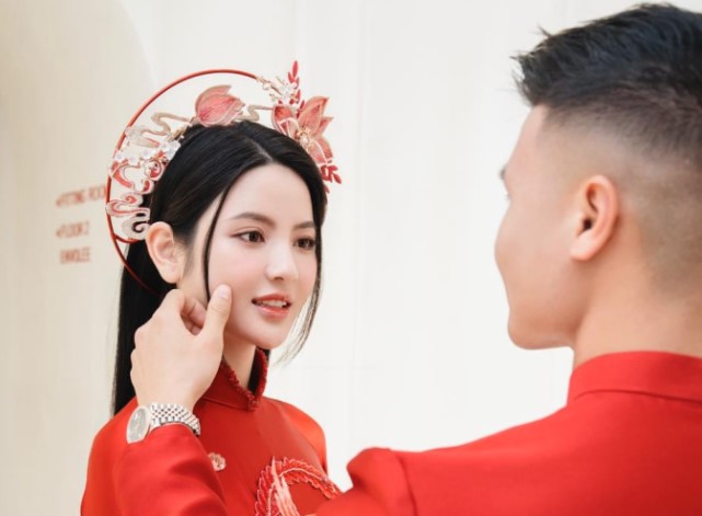 Quang Hải nựng má, nắm tay tình cảm với Chu Thanh Huyền khi thử áo dài ăn hỏi