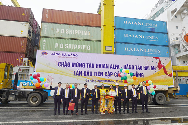Tàu vận tải container lớn nhất Việt Nam lần đầu cập Cảng Đà Nẵng