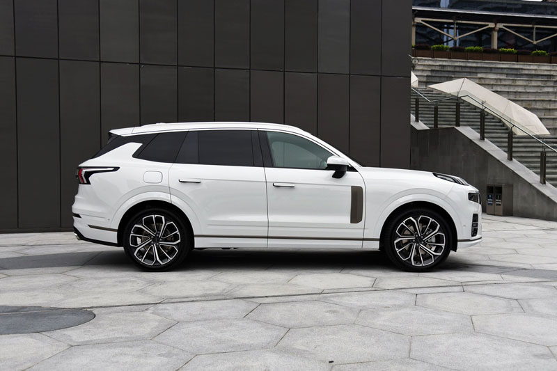 Ảnh chi tiết SUV hạng sang hoàn toàn mới ở Việt Nam, giá 2,199 tỷ đồng, cạnh tranh Mercedes-Benz GLE, BMW X5