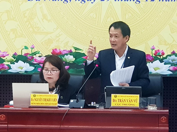 Cục trưởng Cục Thống kê Đà Nẵng Trần Văn Vũ và Trưởng phòng Thống kê tổng hợp Nguyễn Thị Kiều Liên tại cuộc họp báo ngày 29/12.