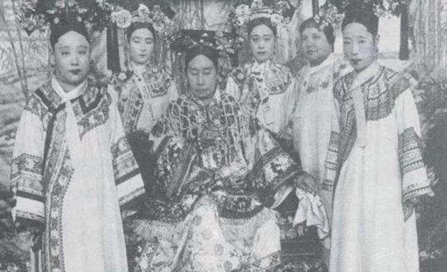 Khi lần đầu tiên Từ Hi nhìn thấy bóng đèn điện đã nói một câu cho tới ngày nay vẫn khiến người ta thấy dở khóc dở cười