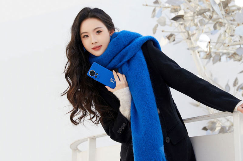 ‘Tiểu tiên nữ’ khoe nhan sắc bên smartphone Huawei