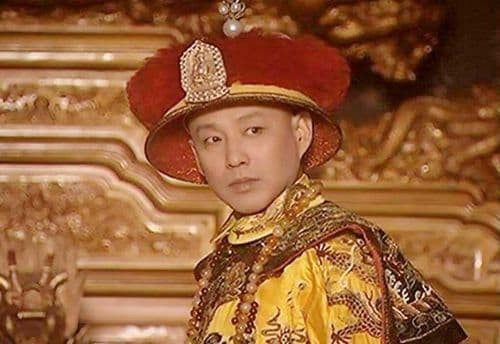 Lần đầu tiên Khang Hy ăn chocolate được cống nạp từ nước ngoài về, đọc cả ngàn chữ thuyết minh cuối cùng chỉ nói 3 chữ