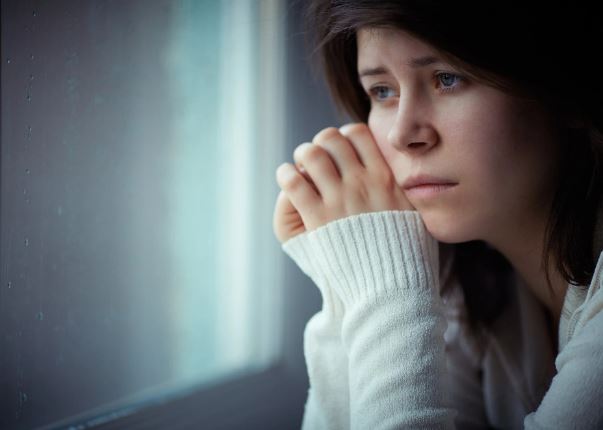 Đọc tin nhắn trong điện thoại chồng mà em tím tái mặt mày, tra hỏi thì anh phản đòn một cách vô lý đầy đau đớn