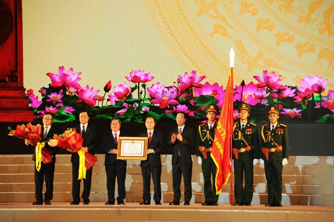 Chủ tịch nước Võ Văn Thưởng tặng Huân chương Lao động hạng Nhất cho Đảng bộ, chính quyền và nhân dân thành phố Cần Thơ 