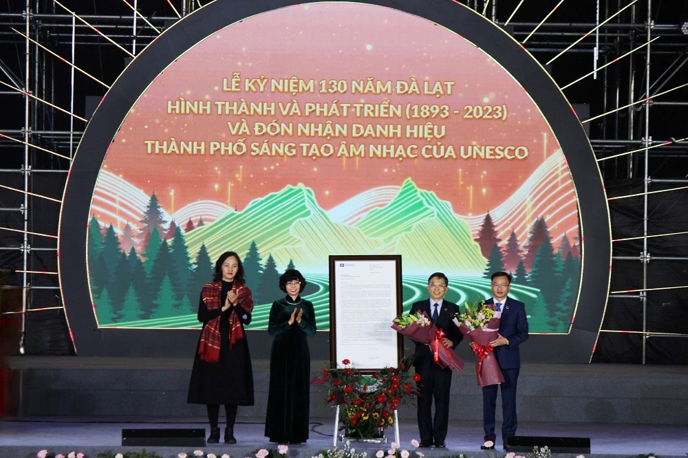 Lãnh đạo TP Đà Lạt đón nhận quyết định công nhận Đà Lạt trở thành thành số sáng tạo âm nhạc của UNESCO.