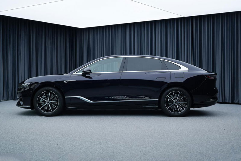 Sedan hạng sang công suất 530 mã lực, tiêu thụ 0,5 lít xăng/100 km, giá hơn 820 triệu đồng