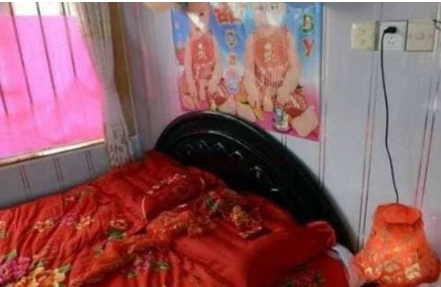 Ngày đầu mới cưới đã bị mẹ chồng bảo qua phòng khách ngủ, buổi tối nhìn trộm phát hiện sự thật khiến cô con dâu vừa giận vừa thẹn