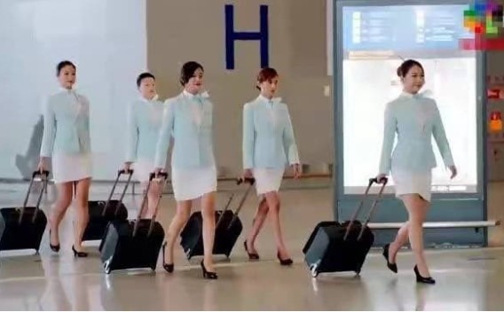 Tại sao phần lớn tiếp viên hàng không mặc váy ngắn mà không được mặc quần dài? Cơ trưởng thì thầm sự thật