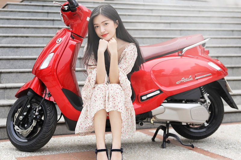 'Quên lối về' trước vẻ đẹp của mỹ nhân bên xe tay ga SYM