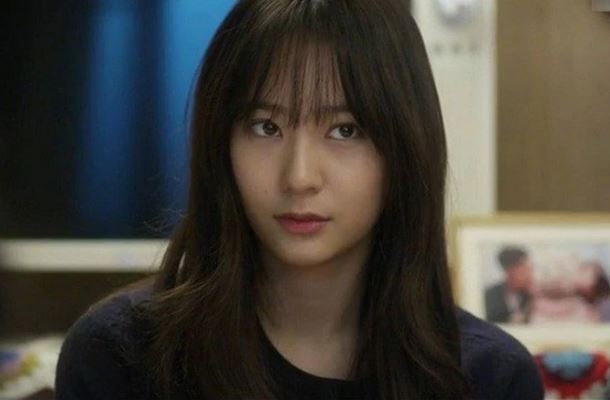 Vừa nhìn thấy chiếc giẻ chùi chân mà mẹ chồng ném trước cửa nhà, em choáng đến mức muốn "bốc hỏa" tận đầu