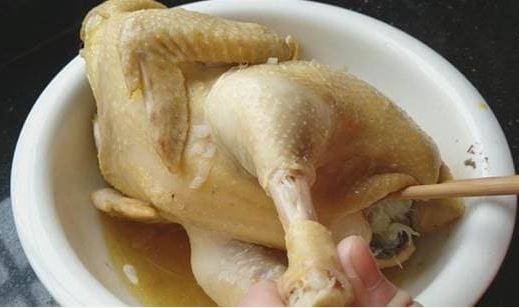 Khi hấp gà nên cho thêm một loại quả khác vào cho thơm và ngon, người lớn trẻ nhỏ đều háo hức ăn