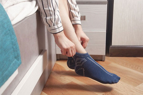 Trời lạnh có nên mang tất đi ngủ?