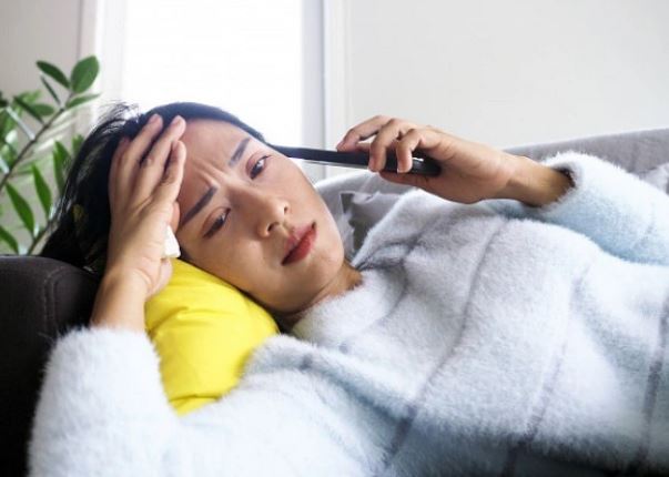 Thấy con dâu mới sinh đứng rửa bát, mẹ chồng em giật phăng bao tay ném thẳng vào con trai rồi tuyên bố một câu xanh rờn