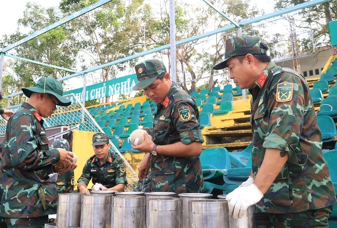 Bỏ pháo hoa vào ống phóng.