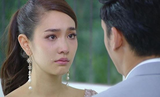 Vừa rước dâu xong, chồng không cho bái gia tiên mà trừng mắt nói em quỳ xuống trước di ảnh một người phụ nữ