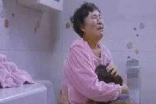 Con trai không ở nhà, con dâu bỗng tắm 6 lần trong ngày, mẹ chồng bật khóc sau khi biết sự thật