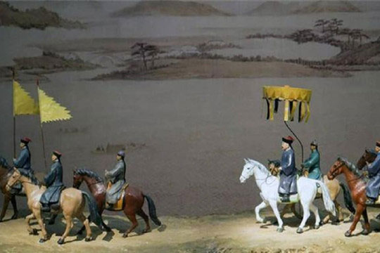 Càn Long ăn dưa ven đường trong một lần đi vi hành, và khen ngợi người trồng dưa nhưng trên đường về cung, ông đã ra lệnh xử tử anh ta