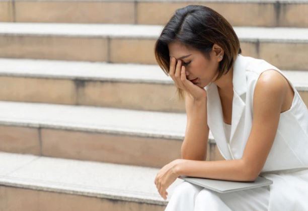 Ngồi trong xe hoa, em đang khóc tức tưởi vì nhớ con thì chồng đặt thằng bé bên cạnh: 'Anh không thể tuyệt tình như thế!'