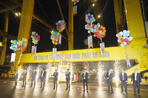 Chuyến tàu hàng đầu tiên cập Cảng Đà Nẵng lúc 0h ngày 1/1