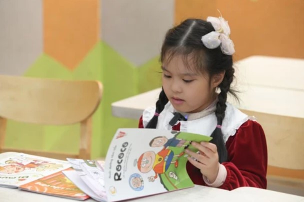 U50 mới sinh con, nữ MC đình đám hiếm hoi mới cho con gái út lộ diện: Cô bé thể hiện ra sao mà ai cũng khen mẹ dạy tốt?