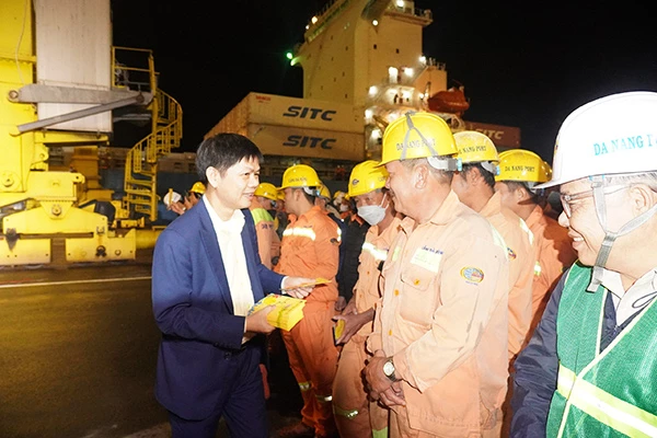Ông Trần Lê Tuấn - Tổng Giám đốc Cảng Đà Nẵng chúc mừng năm mới người lao động làm việc ca 3 tại cảng Tiên Sa.