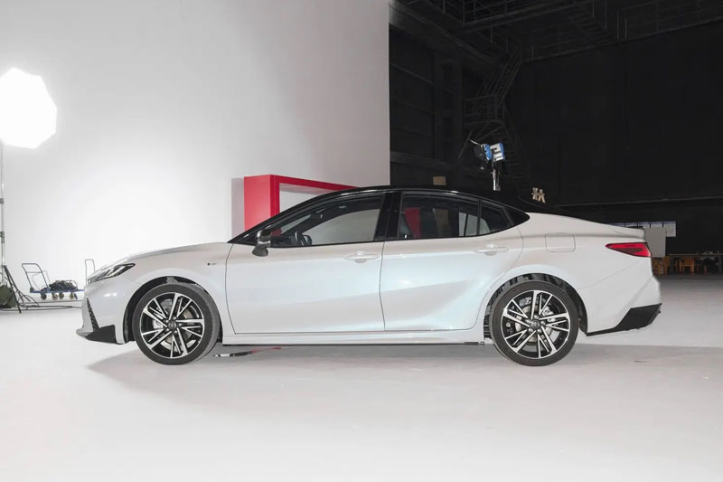 Toyota Camry thế hệ mới chốt giá từ 565 triệu đồng