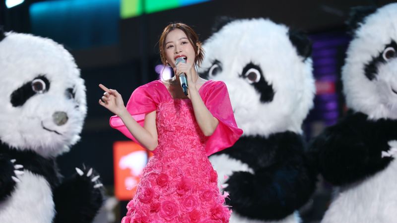 Tiết mục của Chi Pu - Huỳnh Hiểu Minh dẫn đầu rating đêm giao thừa của truyền hình Trung Quốc