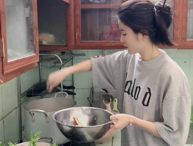 Chu Thanh Huyền khoe cảnh vào bếp, khẳng định một điều chắc nịch khiến netizen "quay xe": Xứng đáng làm vợ Quang Hải!
