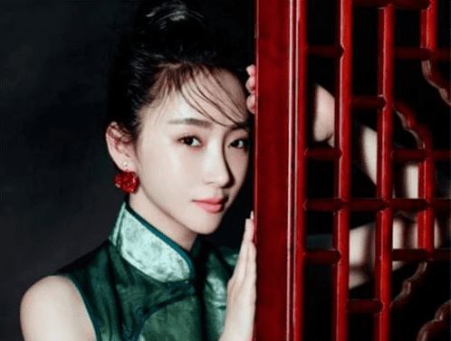 Nàng là hậu duệ hoàng thất nhà Thanh, không bao giờ nhận đóng phim hoàng cung triều Thanh nhưng chỉ phá lệ đóng vai cách cách vì Lưu Đức Hoa