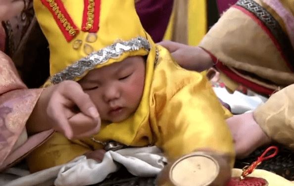 Khang Hi rất yêu thương Hoằng Lịch nhưng Càn Long không phải đứa con được Ung Chính ân sủng nhất mà lại là một người con trai khác