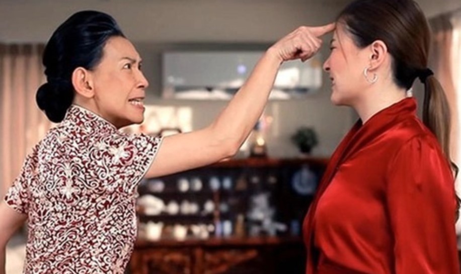 Cả gia đình đi du lịch nước ngoài, mẹ chồng yêu cầu riêng con dâu tự trả tiền và cái kết