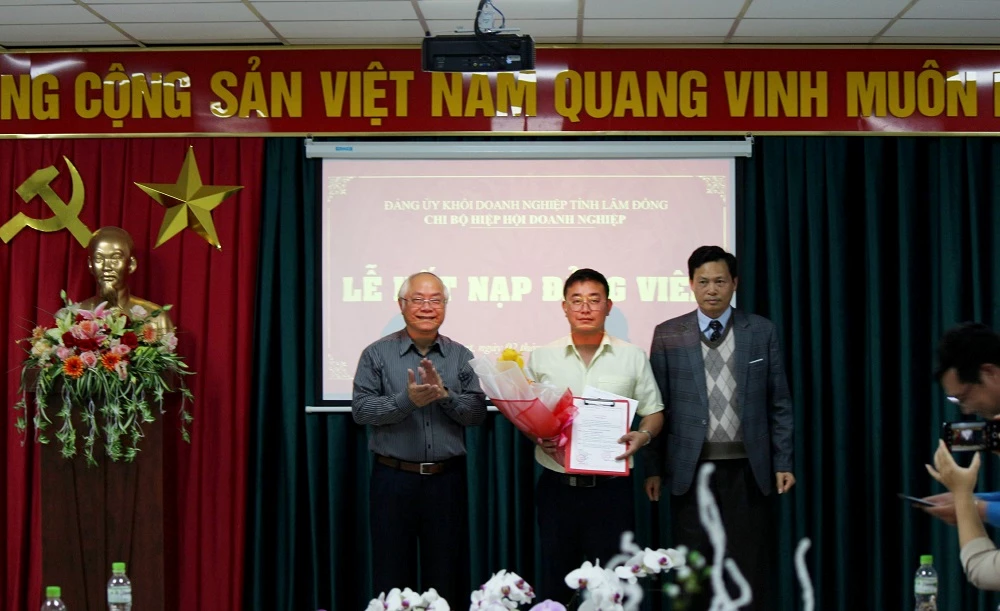 Lãnh đạo Đảng uỷ khối doanh nghiệp tỉnh Lâm Đồng và Hiệp hội Doanh nghiệp tỉnh chúc mừng đảng viên mới.