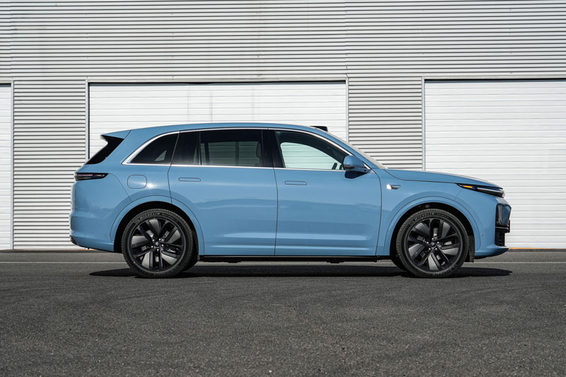 Xe gầm cao công suất 440 mã lực, tiêu thụ 2,48 lít xăng/100 km, thiết kế sang chảnh, giá hơn 1 tỷ đồng