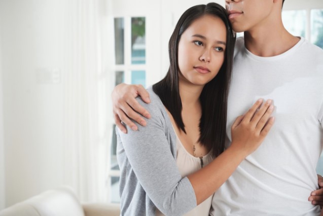 Mở két nhìn đầy tiền vàng bên trong mà tôi cảm thấy mình đang phạm sai lầm