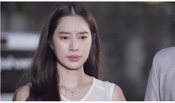 Vừa mới cưới 2 tháng, vợ bầu muốn ngủ nướng thêm chút đã bị chồng hắt cả xô nước lên giường