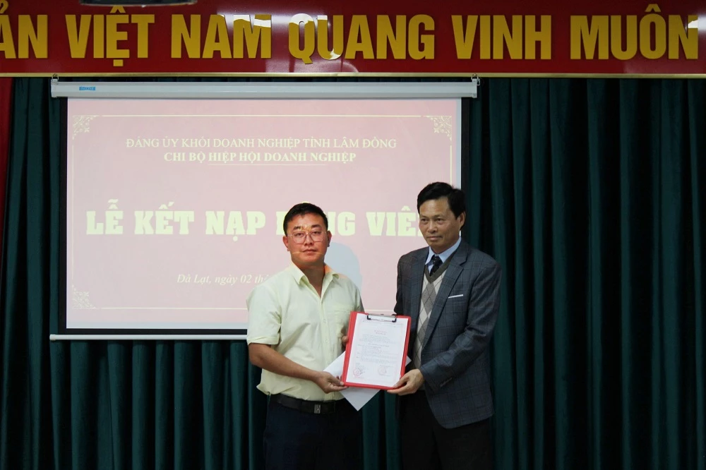 Ông Hoàng Xuân Hường – Bí thư Đảng uỷ khối doanh nghiệp tỉnh Lâm Đồng (bên phải), trao quyết định kết nạp đảng viên mới.