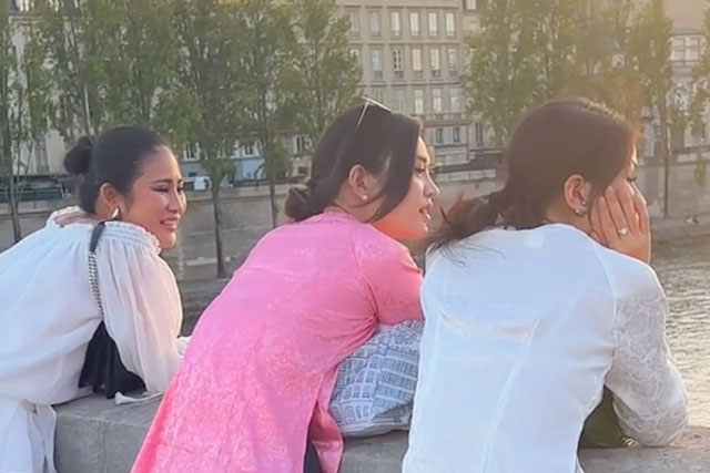 Diện trang phục dân tộc, hai nữ tiếp viên nổi bật cả đường phố Paris