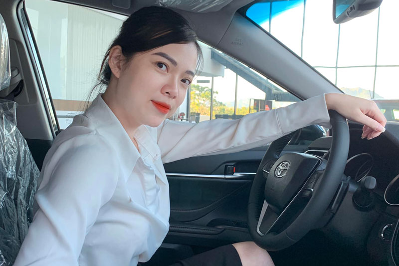 Người đẹp là minh chứng cho câu ‘chè Thái gái Tuyên’ khi khoe dáng bên xe Toyota