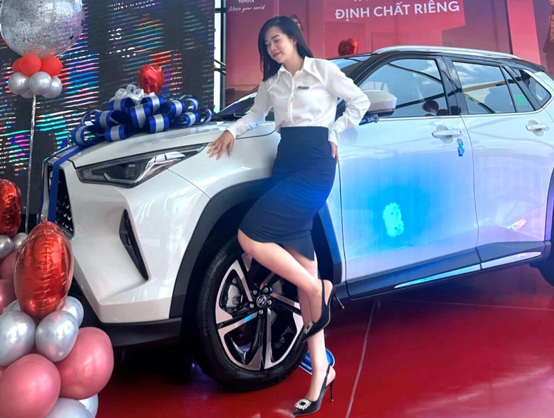 Nhung Lê và xe Toyota Yaris Cross.